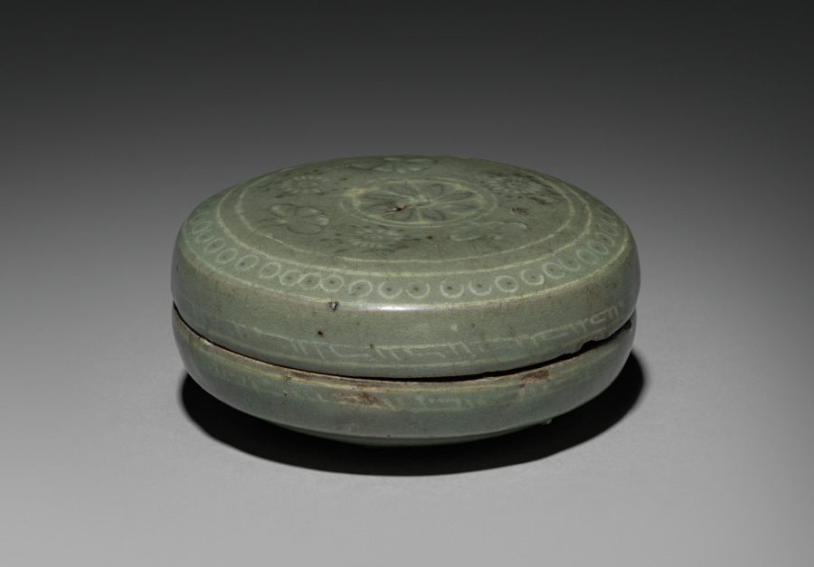 Box and Cover with Inlaid Chrysanthemum and Insect Design