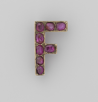 Broche "F"