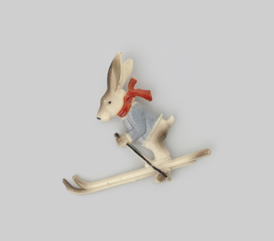 Broche met skiënd konijn