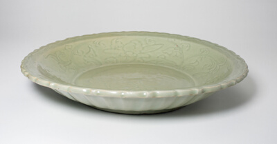 Dish with Floral Scrolls and Foliate Rim