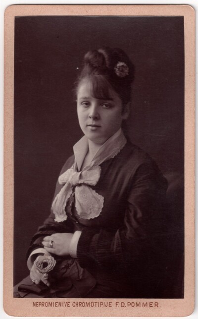Djevojka s kamelijama