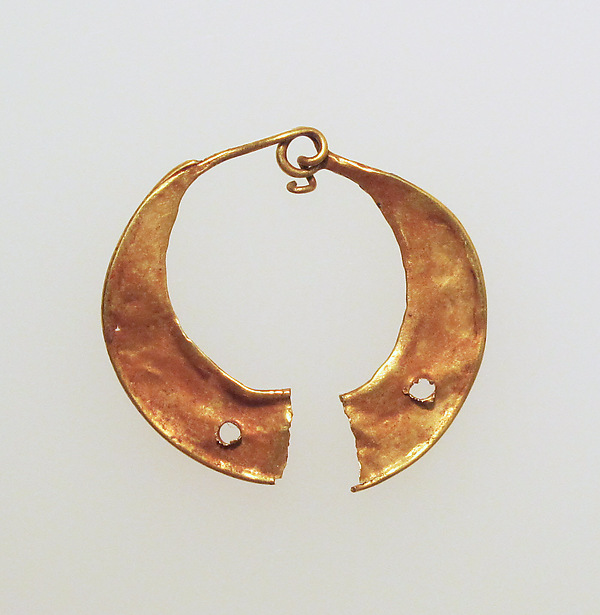 Earring, crescent-shaped
