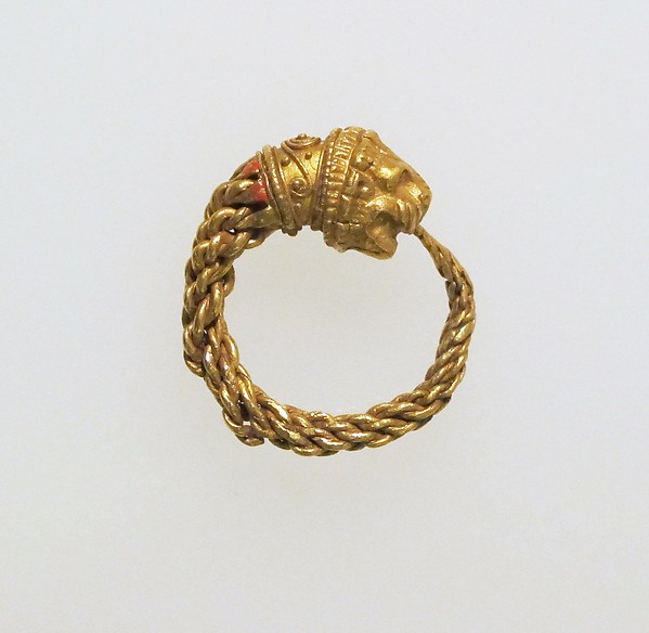 Earring with head of lion