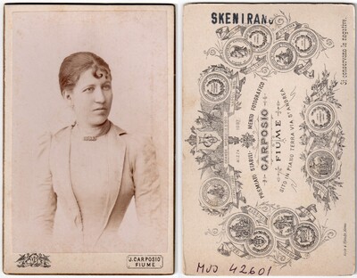 Žena s uvojkom
