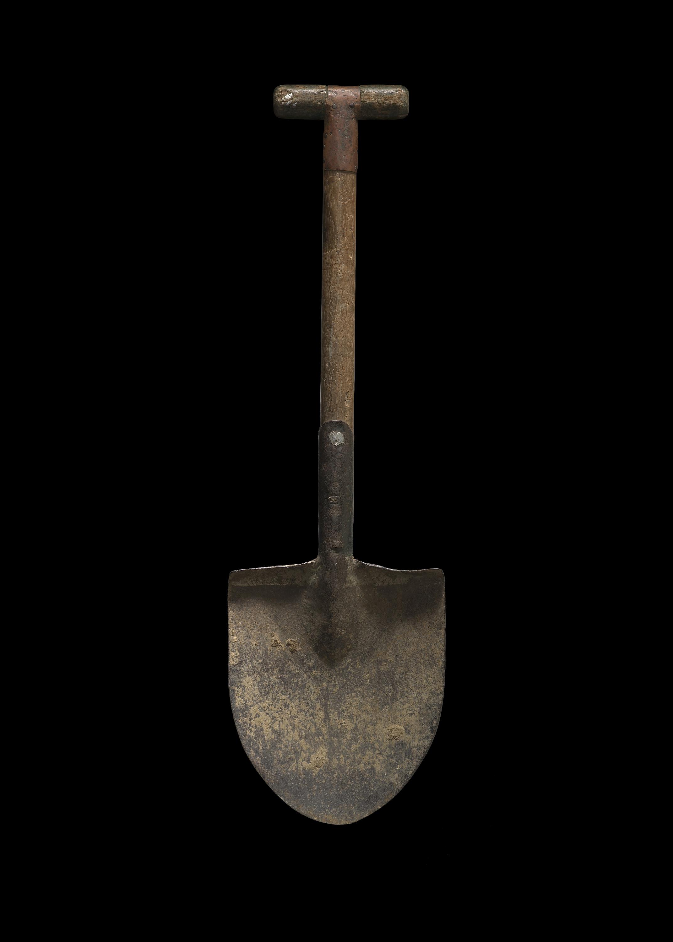 Entrenching tool