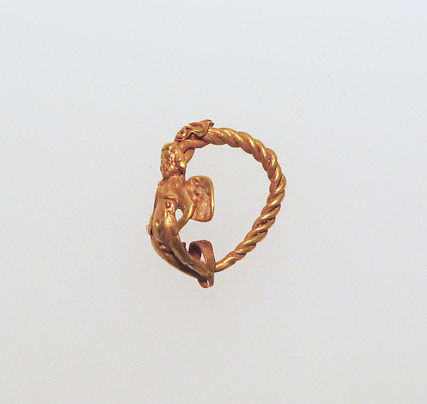Gold earring with winged Eros