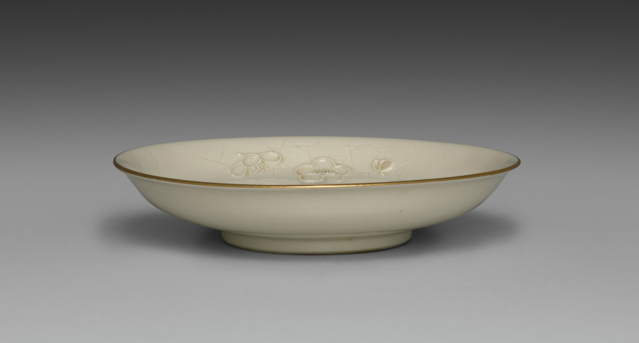 Medium-sized Dish from Dining Set with Plum Blossoms and Cracked-Ice