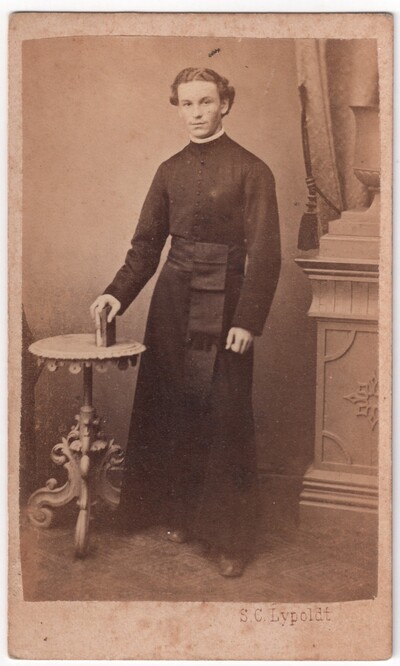Mladi svećenik