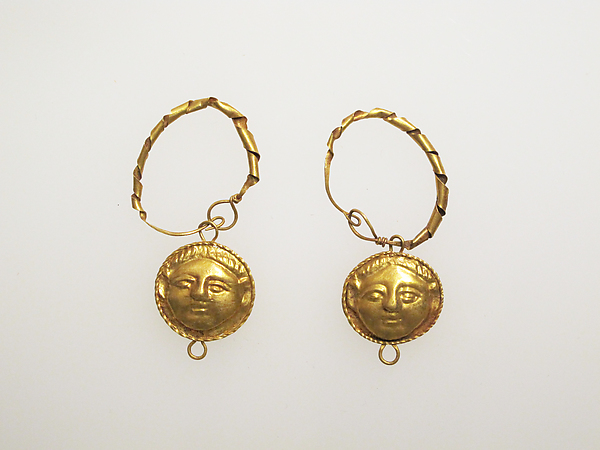 Pair of earrings with pendants of female heads