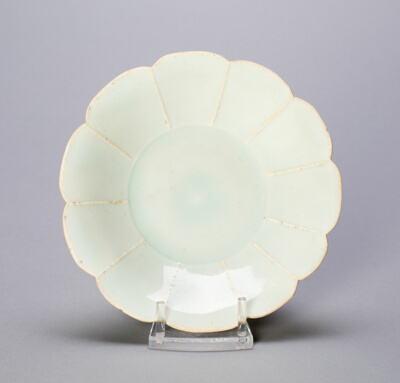 Petal-Lobed Dish