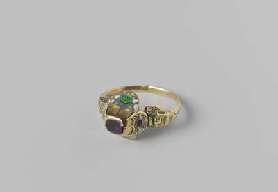 Ring met tafelgeslepen robijn