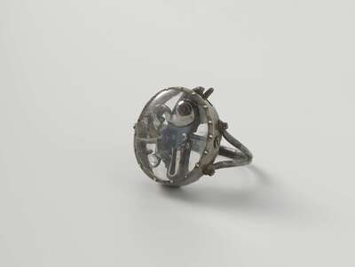 Ring with a flintlock