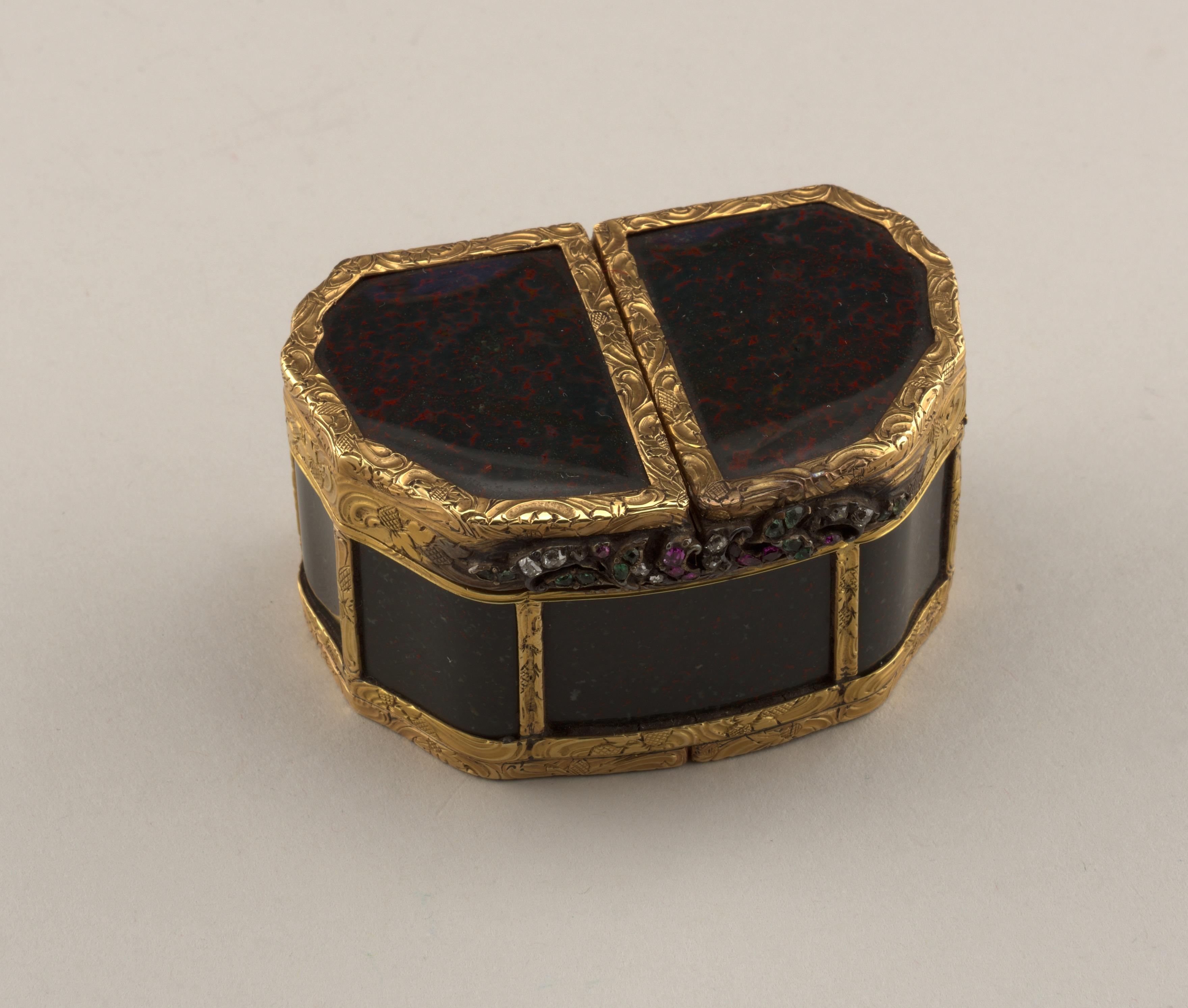 Snuff box
